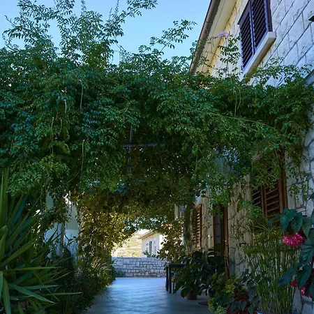 Peaceful Old Town With Sea And Sunrise Views Daire Hvar Town